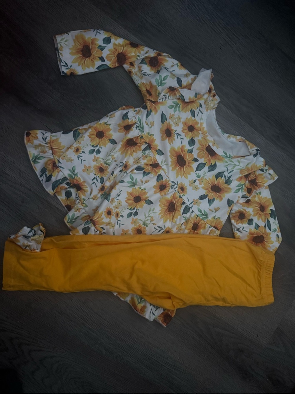 Girls size 2/3 sunflower outfit NWT